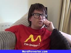 Blondine lässt sich von Nerd beim Schwanzlutschen filmen