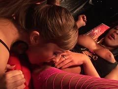 Im Club sind die Weiber aktiv