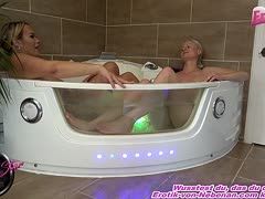 Die beiden Lesben verwöhnen sich mit einem Dildo in der Badewanne