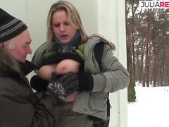 Blonde Schlampe von altem Sack im Schnee gebumst