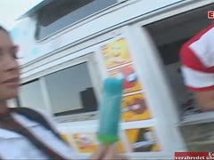 Der Eismann knattert das Mädel mit dunklem Haar