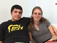 Der Farbige knallt seine Freundin und er sieht zu