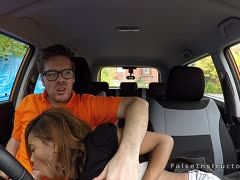 Ebony Fahrschülerin lutscht und reitet ihren Fahrlehrer im Auto