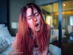 Rothaarige Amateurin fingert sich vor der Webcam zum Orgasmus